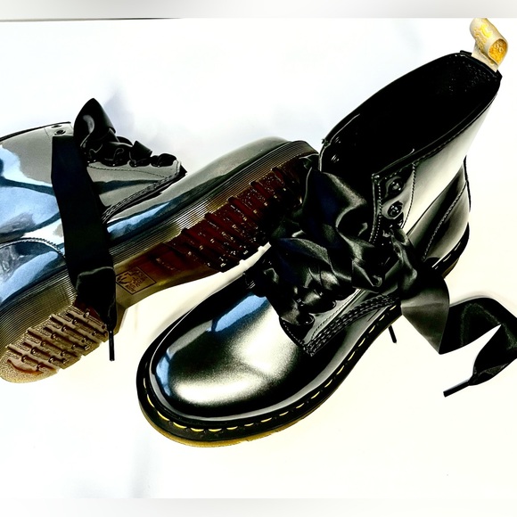 Dr. Martens 1460 8eyelet lace up boot. Dark Gray/Pewter/Metallic. Size 10 Ladies - Picture 6 of 10